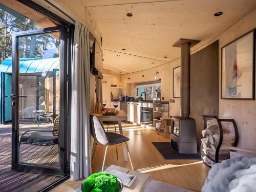 a living room and kitchen of a tiny house at Kanna-Qu7625 in Chipping Norton
