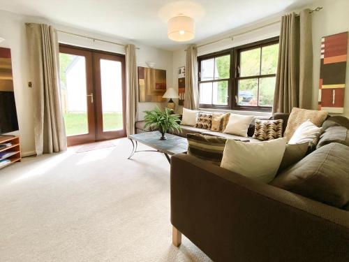 a living room with a couch and a tv at Lochindaal in Tarbert