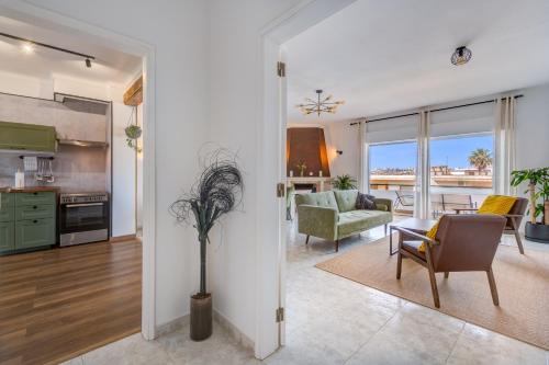 Sunrise Sea View Apartment Walk to Meia Praia