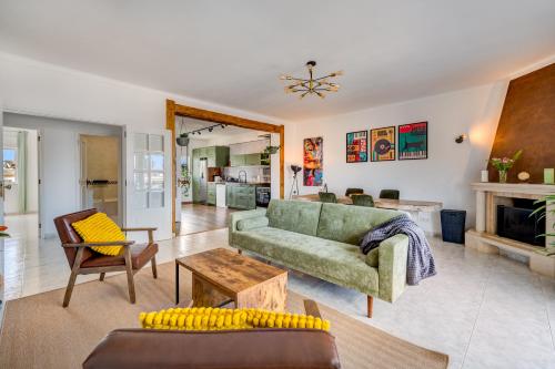 Sunrise Sea View Apartment Walk to Meia Praia