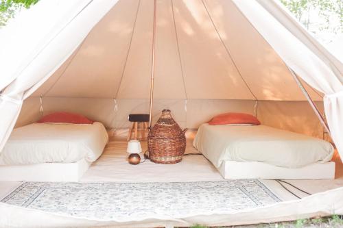 two beds in a canvas tent at Le Spot Passy in Passy