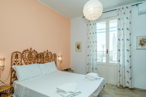 a bedroom with a bed and a large window at Casa Levante - 3 camere, veranda e vista mare in Stintino