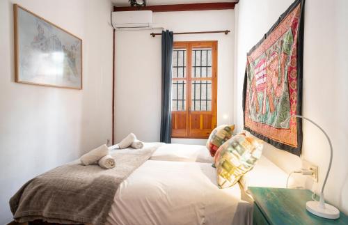 Spacious Sunny and Quiet Albayzin Apartment