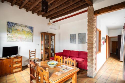 Spacious Sunny and Quiet Albayzin Apartment