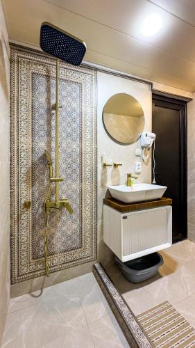 a bathroom with a sink and a shower at Eastlight Cottage in Gorists'ikhe