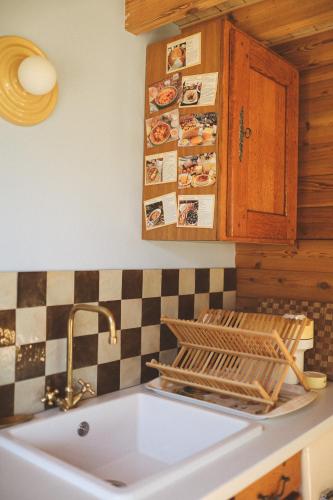 a kitchen with a sink and a counter top with a sink at Le Chalet du Michel in Hardifort