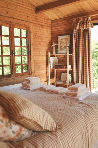 a bedroom with two beds in a log cabin at Le Chalet du Michel in Hardifort