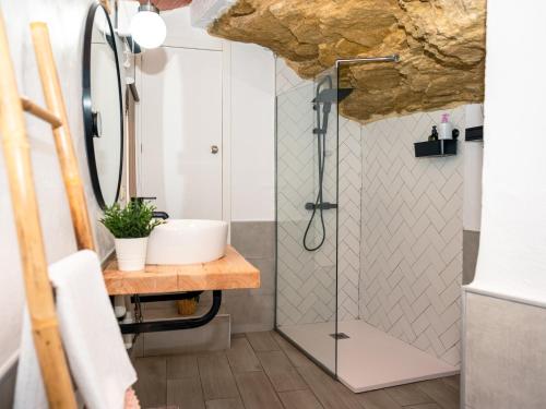 a bathroom with a shower and a sink at Casa isabel in Setenil