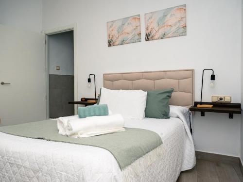 a bedroom with a bed with two towels on it at Casa isabel in Setenil