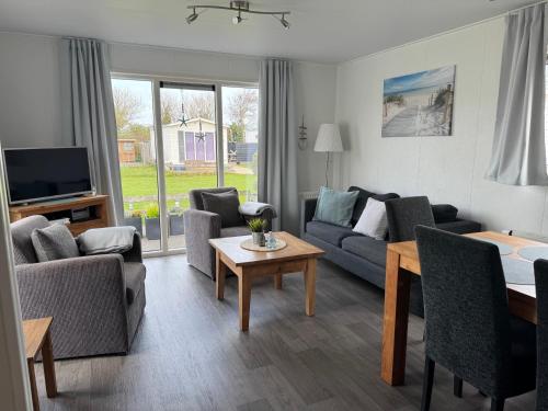 ein Wohnzimmer mit Sofa und Tisch in der Unterkunft J 187 in Petten