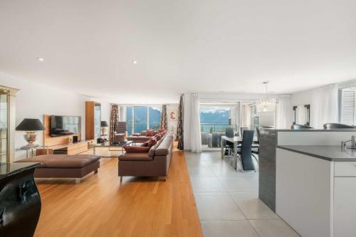 Luxury Apartment in Montreux with Panoramic Views by GuestLee