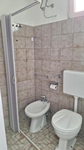 a bathroom with a toilet and a bidet at A-mare Casa vacanza in Gagliano del Capo