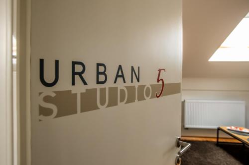 ein Schild an einer Wand mit der Aufschrift ubran sturgitant in der Unterkunft UrbanStudio5 in Čakovec