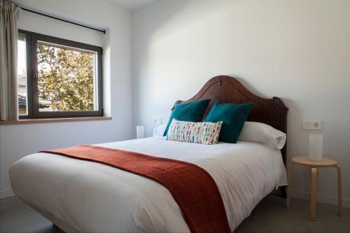 a bedroom with a large bed with a window at Casa la Devesa de Sanabria in Remesal