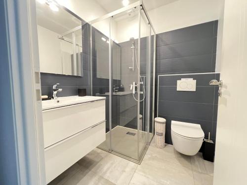 a bathroom with a shower and a toilet and a sink at Studio rez-de-jardin la Baule proche centre Pornichet in La Baule