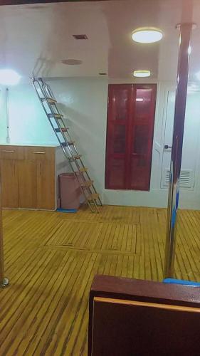 ein leerer Raum mit einer Treppe in der Wand in der Unterkunft Yosr in Hurghada