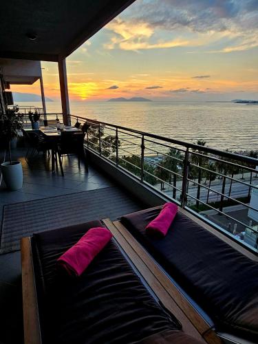 Splendid sea view, great location!
