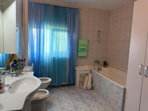 a bathroom with a tub and a toilet and a sink at La Bica in Bîrnova