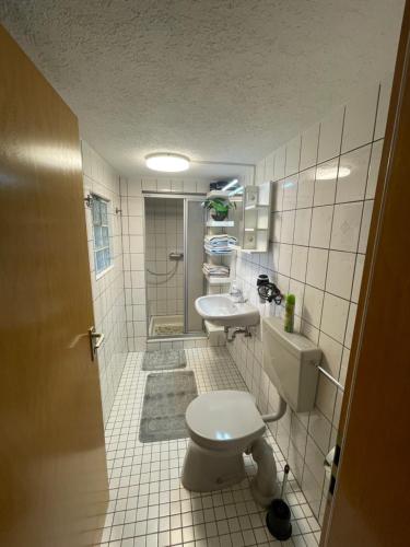 a bathroom with two sinks and a toilet and a shower at Ferienwohnung Gisela in Lohsa