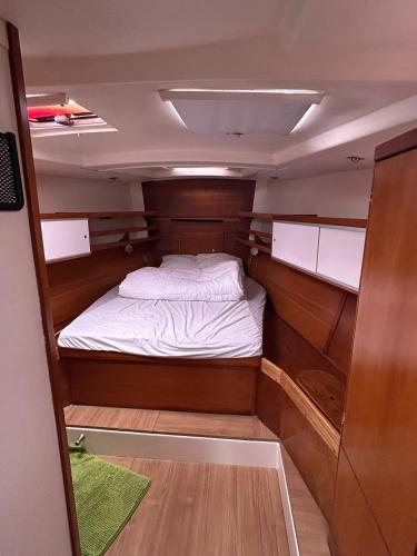 LUNA BAY, voilier 3 cabines 2 sdb en ville