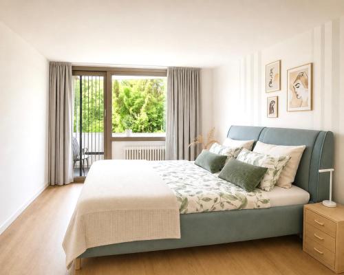 a bedroom with a large bed and a window at Apartment Ypsilon am Grün in Bayreuth
