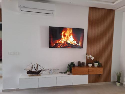 a living room with a fire on the wall at Nouvel appartement élégant à Cabo - Vue sur la piscine et proche de la plage in Cabo Negro