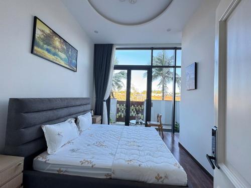 a bedroom with a bed and a large window at Tứ Thiên Homestay in Ấp Phú Tịnh (2)