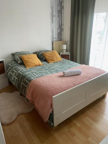 a bedroom with a bed with a green comforter at Ma première étoile in Joué-lès-Tours