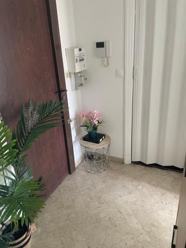 Room with Private Bathroom & WC , Balcony & Air Conditioning - Nice Centre, 5 min from Sea & Promenade