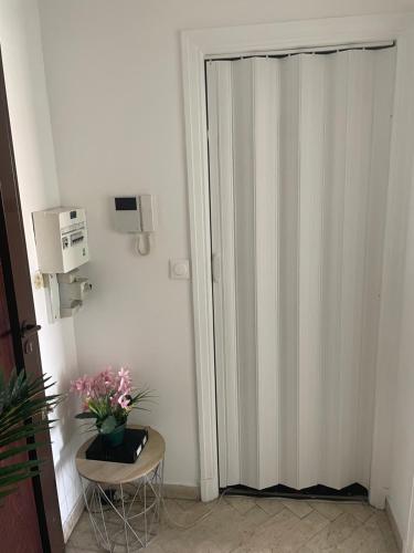 Room with Private Bathroom & WC , Balcony & Air Conditioning - Nice Centre, 5 min from Sea & Promenade