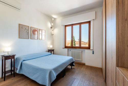 a bedroom with a bed and a window at Appartamento BePlace - Le Crete in Rapolano Terme