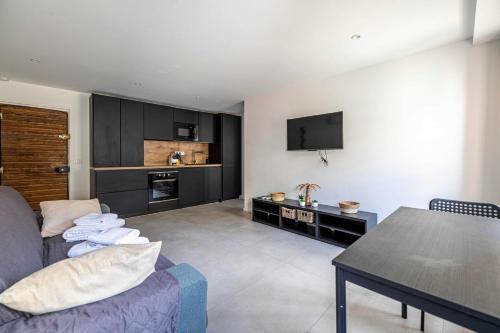 A C flat 1BDR 4P in the heart of Cannes – Old Port