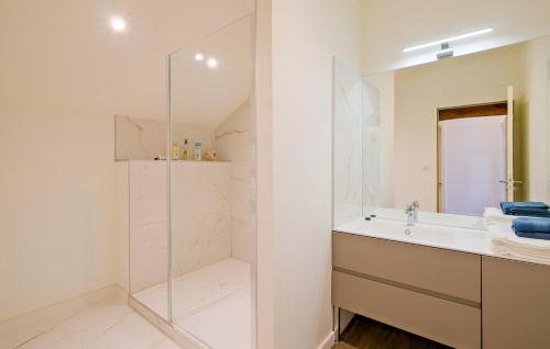 a white bathroom with a sink and a shower at Domaine de Gans in Gans