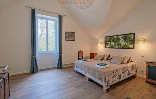 a bedroom with a bed and a large window at Domaine de Gans in Gans