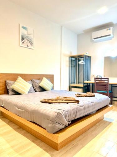 a bed with a wooden frame in a room at Full House in Ban Not (1)