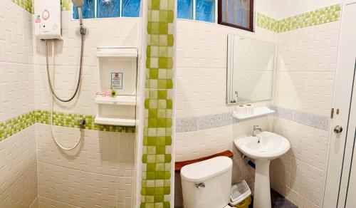 a bathroom with a toilet and a sink at Full House in Ban Not (1)