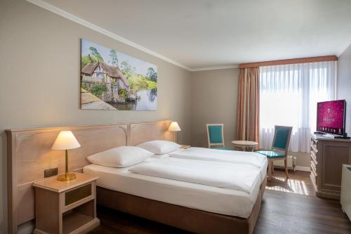 a hotel room with a bed and a television at Hollywood Media Hotel am Kurfürstendamm in Berlin