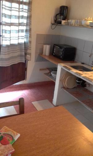 a kitchen with a counter and a counter top at Mini Apartamentos in Neptunia