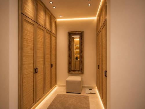 a dressing room with a chair and a mirror at مسكن نون للشقق المخدومة in Jeddah