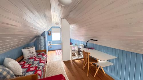 a room with a bed and a desk in a room at Puhkemaja saunaga Villa Hanson in Noarootsi