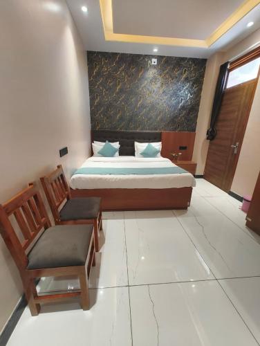 a bedroom with a bed and a chair at Hotel Golchi Palace in Lālsot