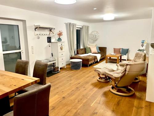 a living room with a table and chairs at Gemütliche Ferienwohnung Casa Caliora, 8km zum Biggesee in Drolshagen