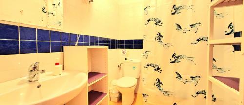 a bathroom with a sink and a toilet and a shower curtain at Restingolita in La Restinga