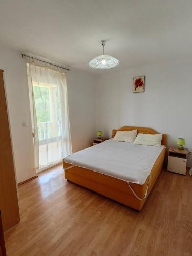 a bedroom with a large bed in a room at Romantic auch mit Kindern in Sutomore