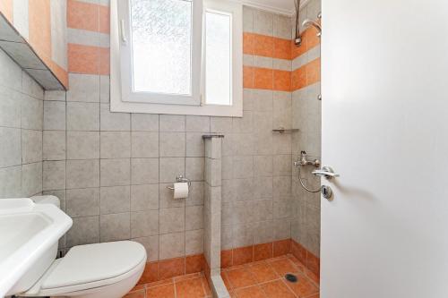 New 2Bedrooms Full Apt-1Min fromAcropolisMetro
