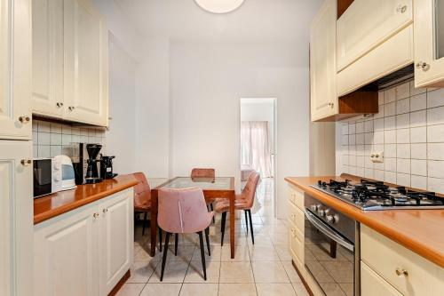 New 2Bedrooms Full Apt-1Min fromAcropolisMetro
