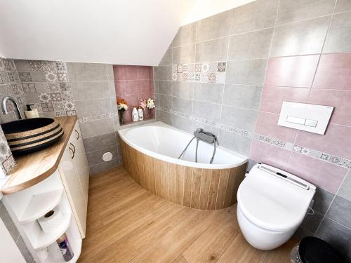 ein Badezimmer mit Badewanne und Toilette in der Unterkunft Biomade in Prag
