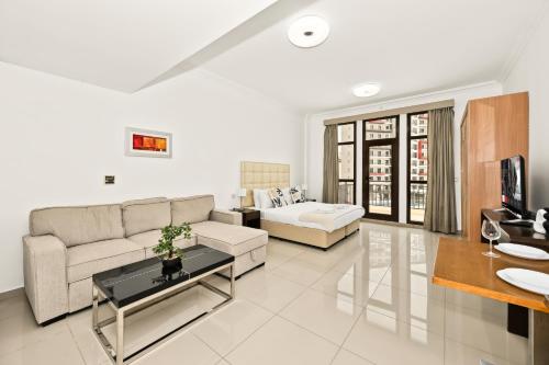 Lincoln Park Westside Studio - Balcony, Parking, Gym - by Rentujemy
