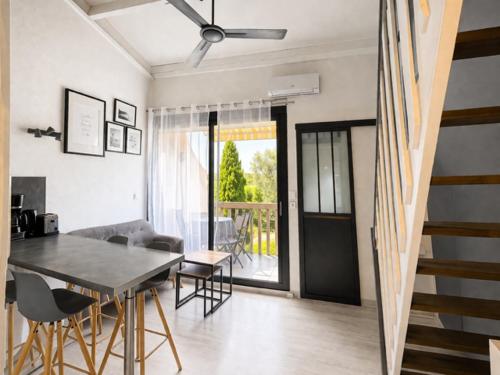 Cosy duplex de 35m2, à 7' à pied de la plage et du centre, wifi, clim, parking privé, piscines