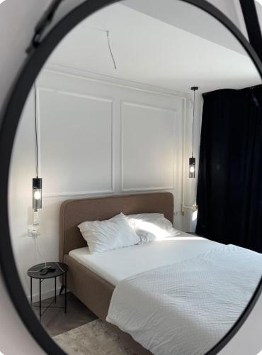 a mirror reflection of a bed in a bedroom at Soho Apartment Fial in Bacău
